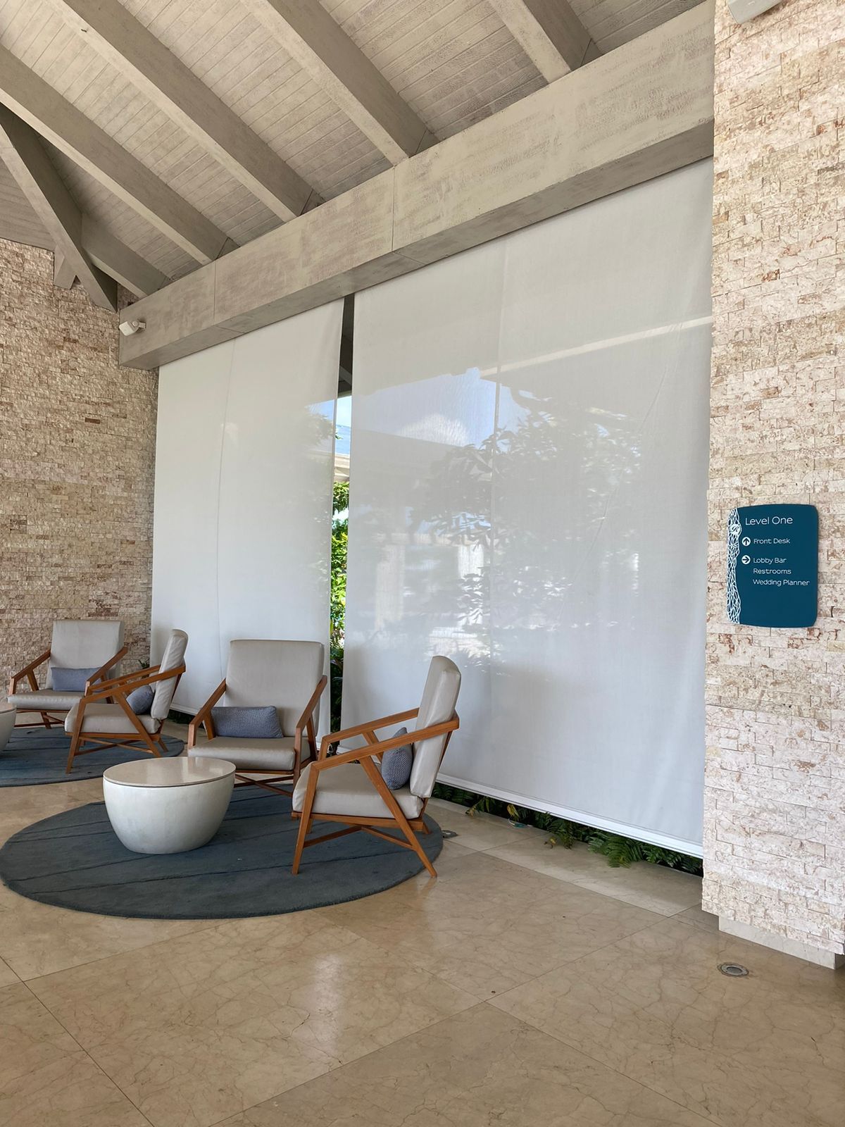 Cortinas enrollables en lobby de hotel