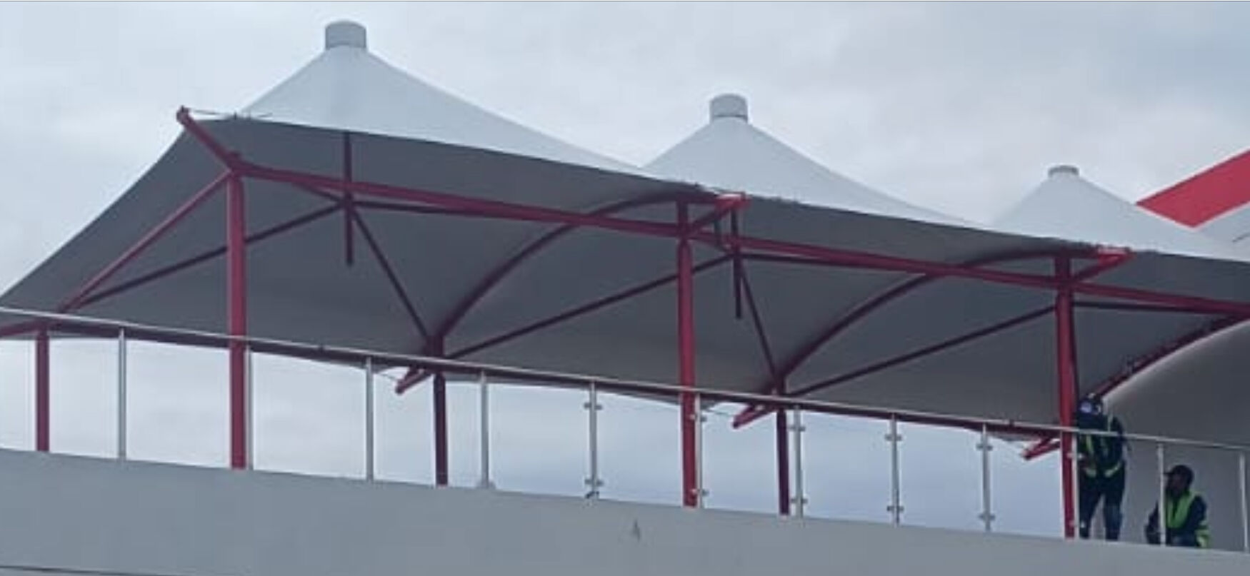 Cubierta de conos sobre estructura roja
