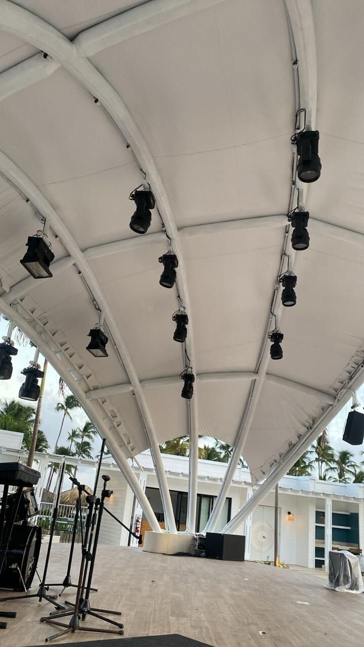 Escenario bajo membrana con luces