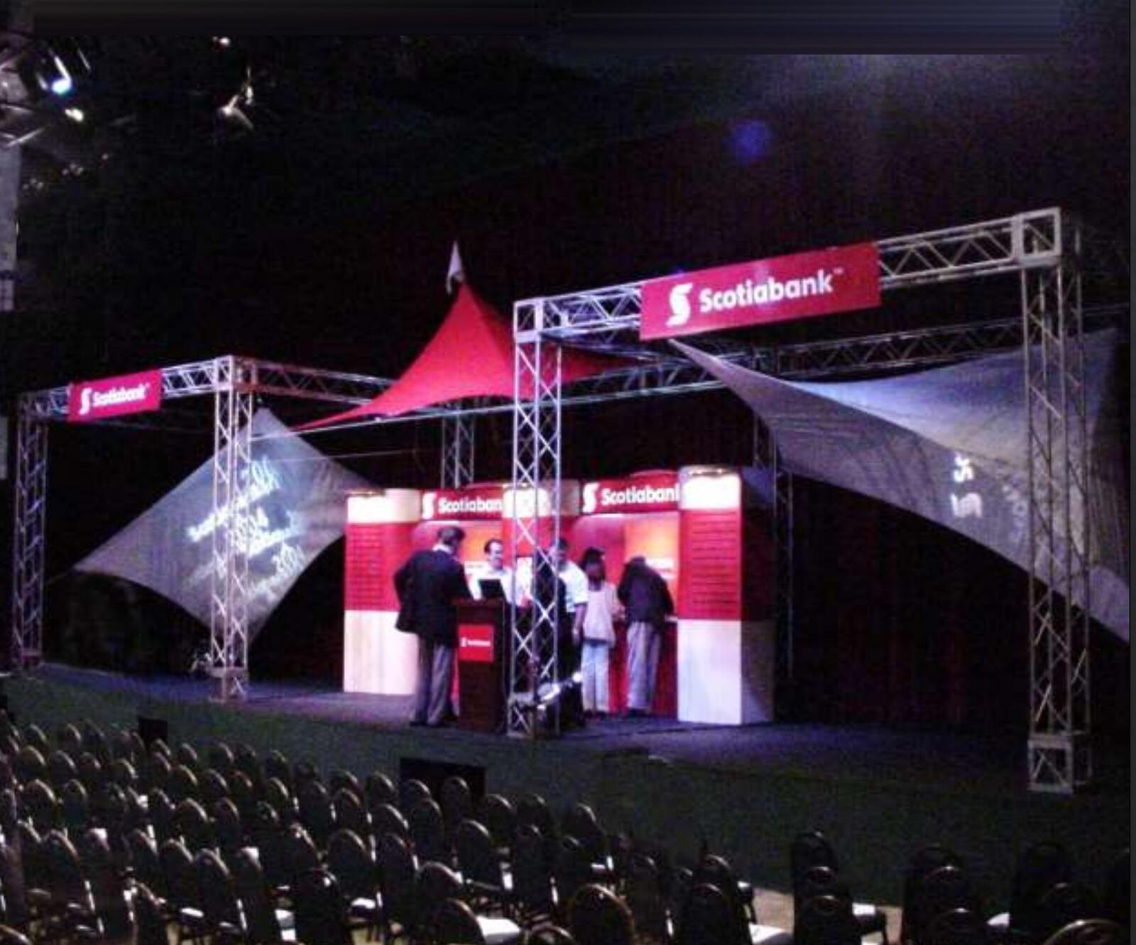 Stand de evento con estructura de truss y membrana