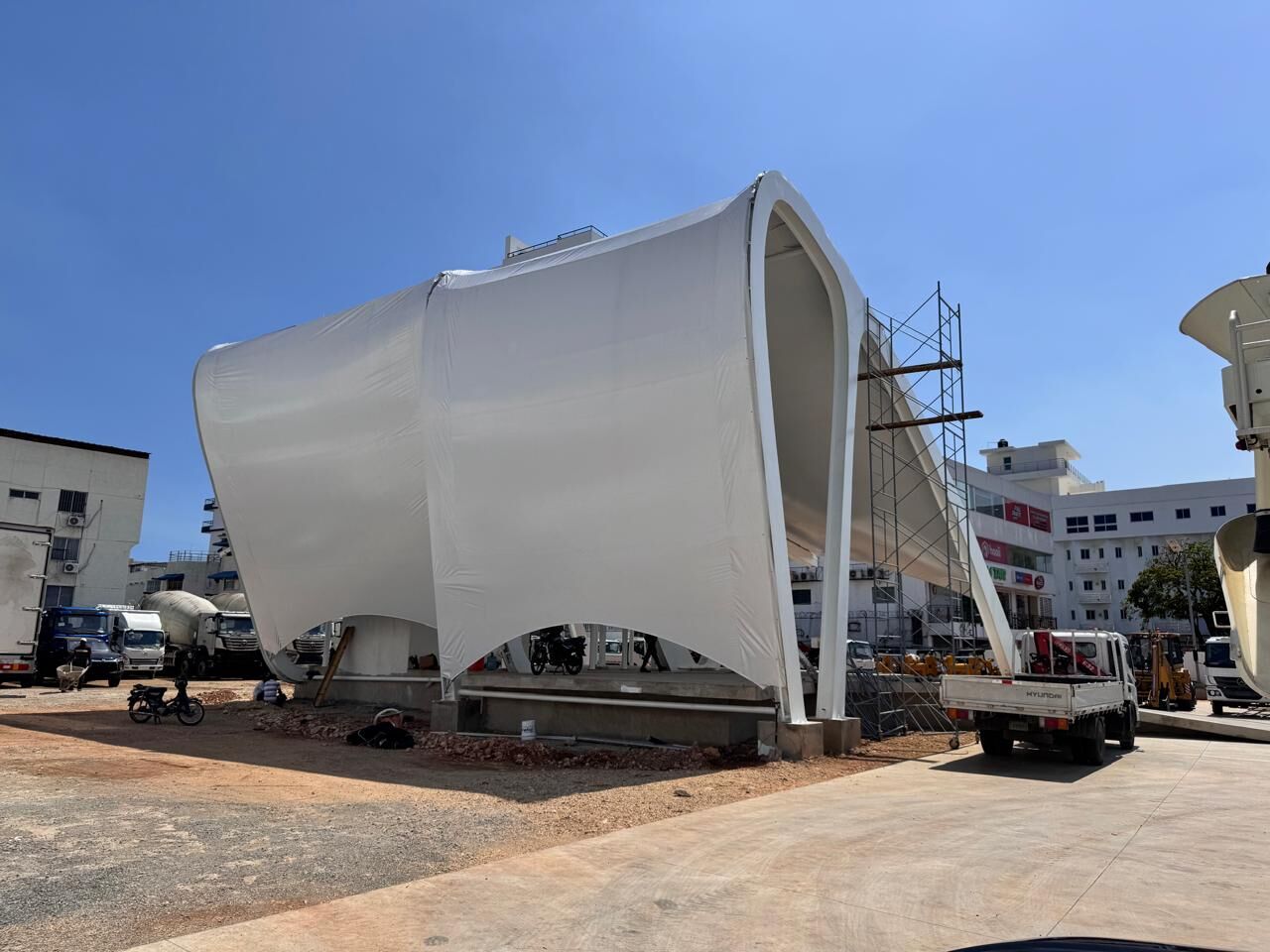 Cubierta tensada en forma de ola