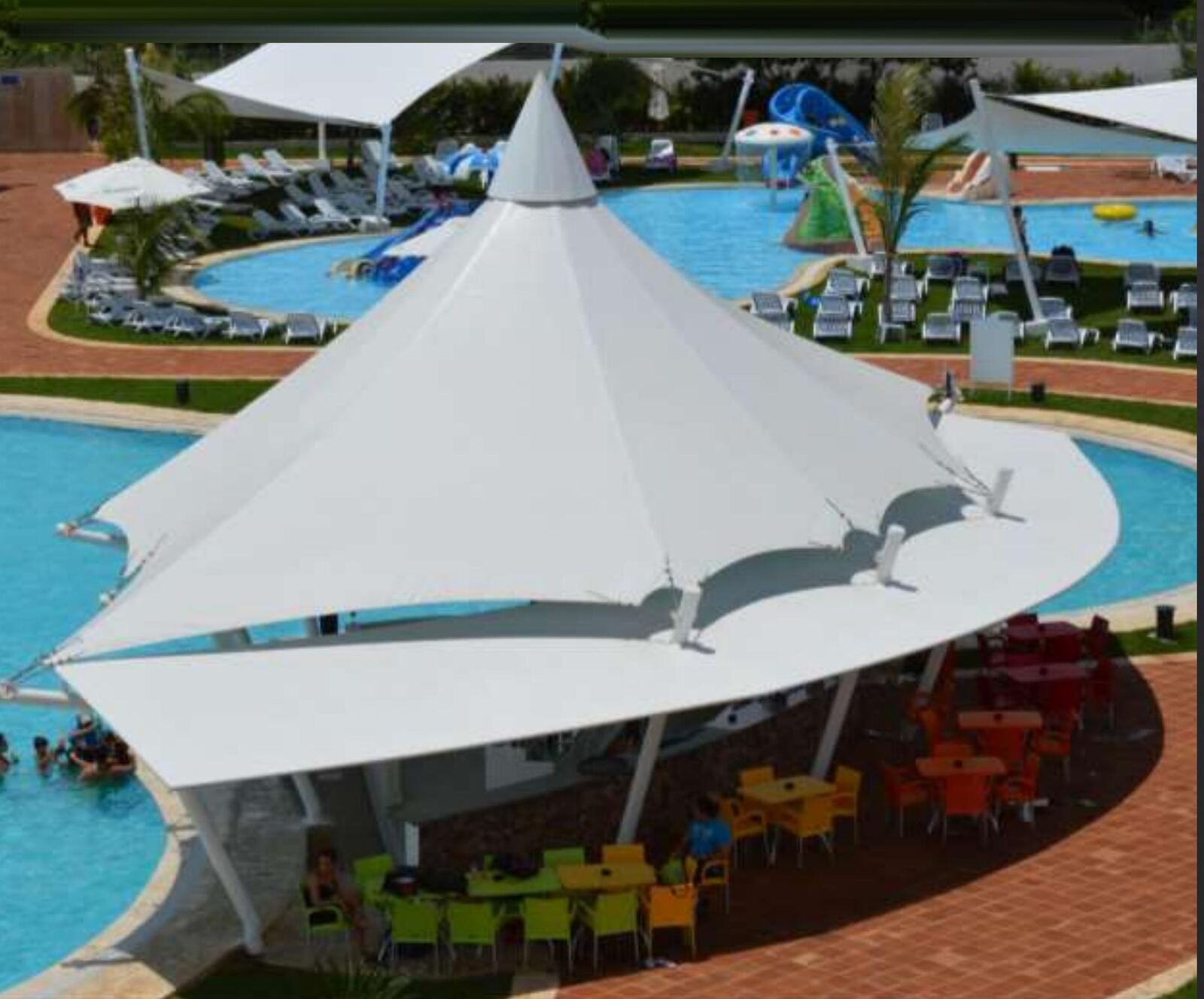 Carpa cónica sobre bar de piscina