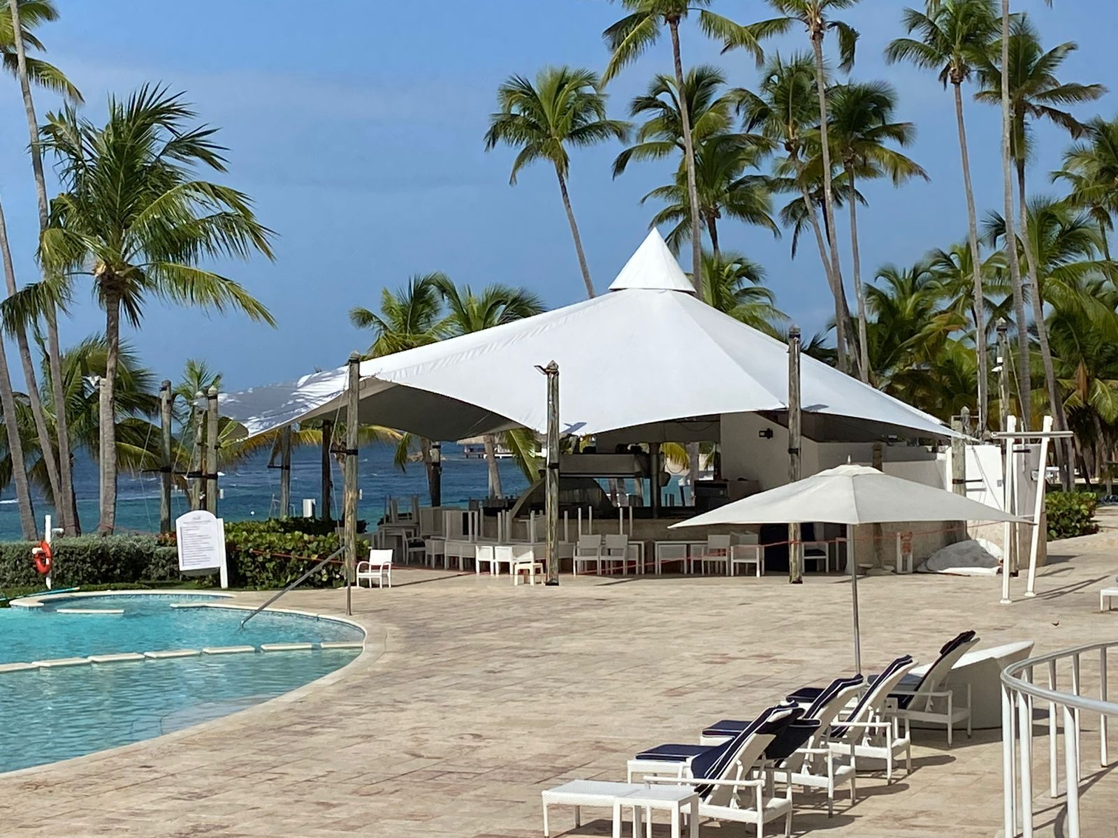 Velaria junto a piscina de hotel