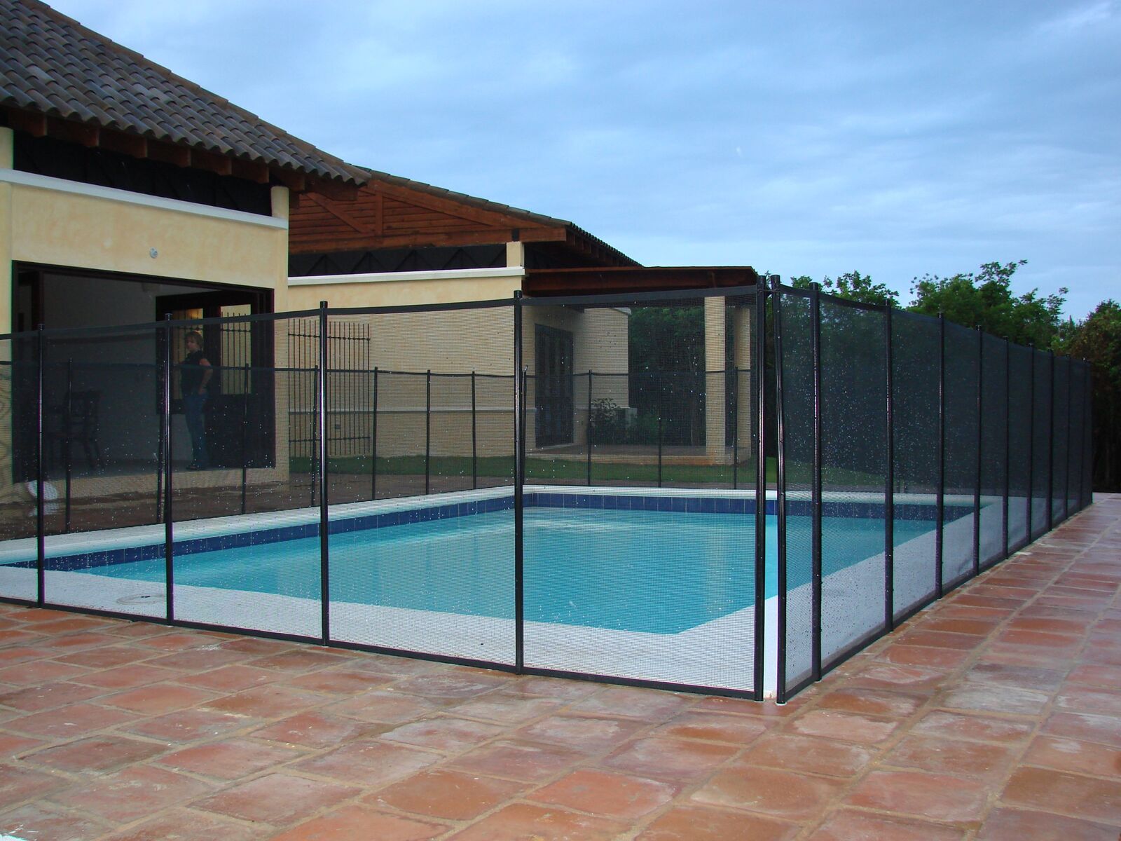 Verja de protección negra alrededor de piscina residencial