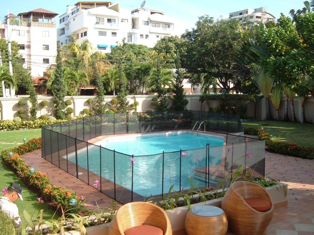 Verja de protección alrededor de piscina en jardín