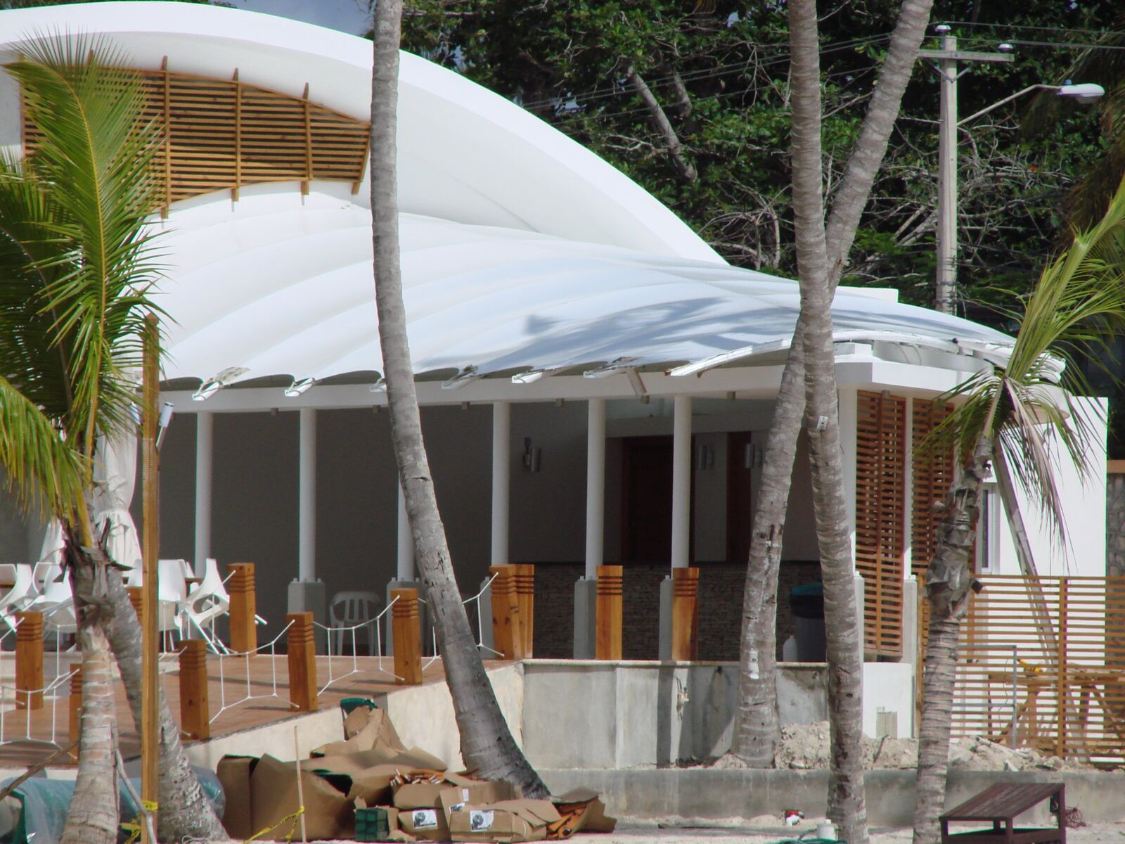 Cubierta textil en forma de concha sobre restaurante de playa