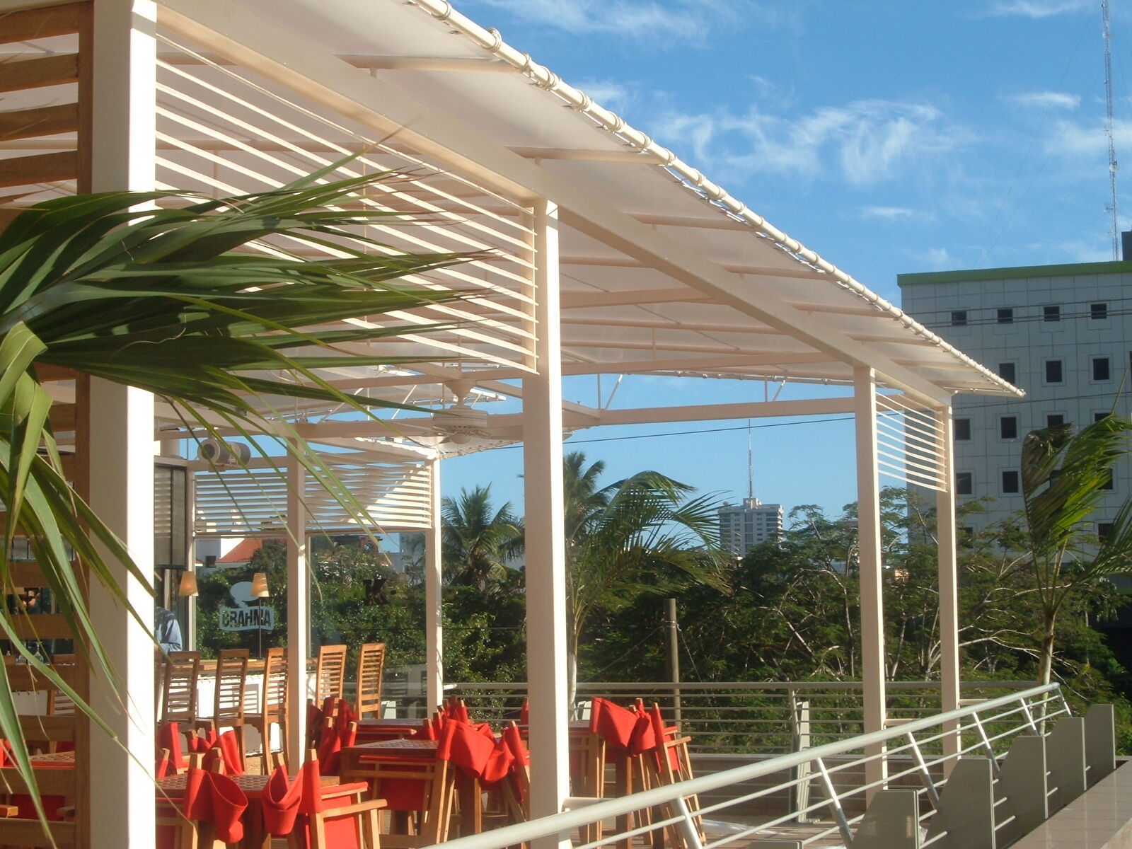 Terraza de restaurante con cubierta textil y celosías